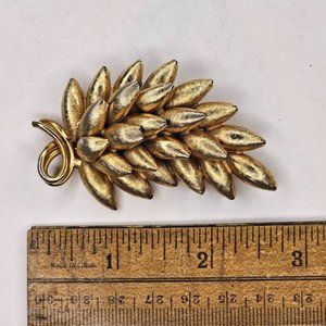 Vintage Textured Gold Tone Florentine Leaf Design Brooch